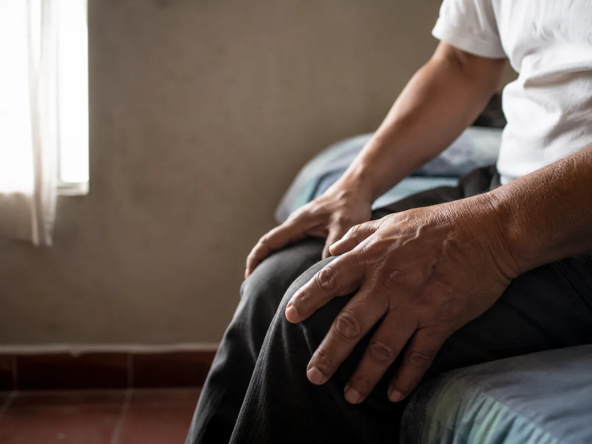 La molestia suele localizarse al frente de la rodilla, alrededor de la rótula.
